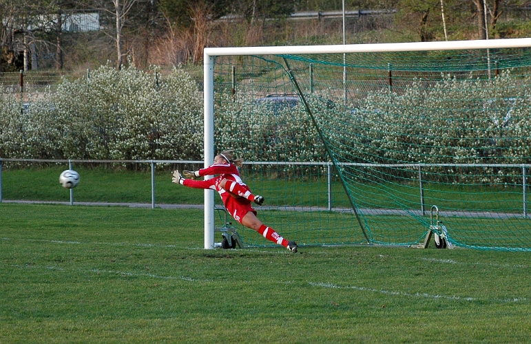 2007_0503_12.JPG - 2:a halvlek ännu en straff i mål betyder 7-9 målskytt Kajsa Rudengård